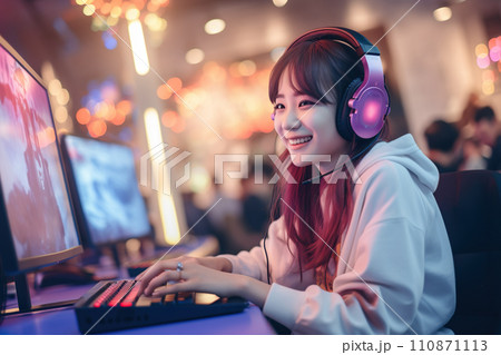 PCでゲームをするアジア人の女の子01 PCでゲームをするアジア人の女の子01 110871113