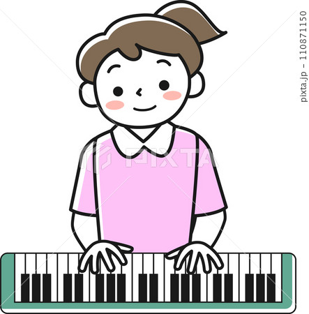 キーボードを演奏する若い女性の上半身 キーボードを演奏する若い女性の上半身 110871150