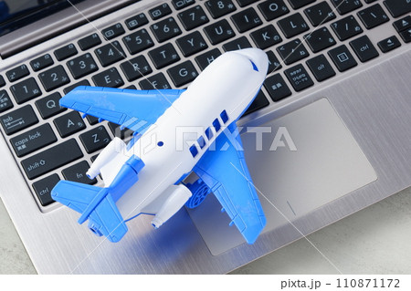 飛行機のおもちゃで、旅行のイメージ 飛行機のおもちゃで、旅行のイメージ 110871172