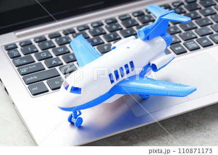 飛行機のおもちゃで、旅行のイメージ 110871173