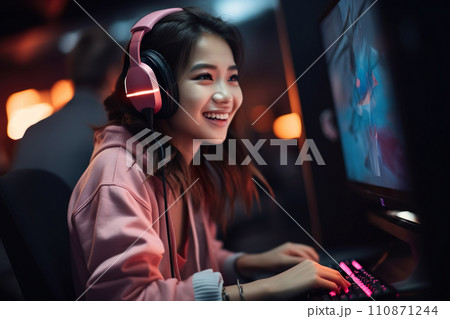 PCでゲームをするアジア人の女の子02 110871244