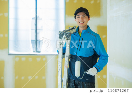内装業の若い男性　　　 110871267