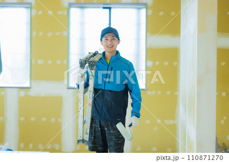 内装業の若い男性　　　 110871270