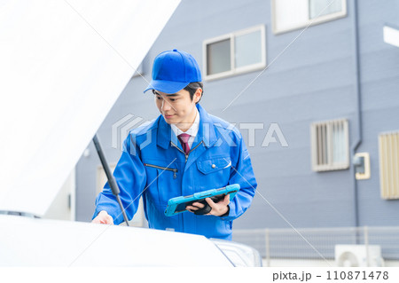 エンジンルームを検査する自動車整備士 110871478