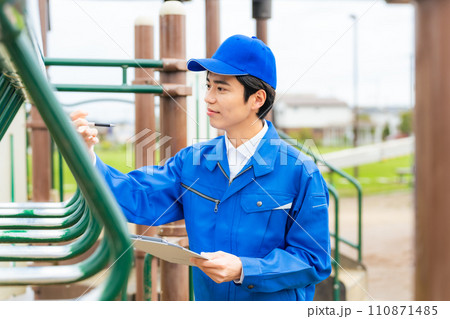 公園の遊具を安全点検する男性作業員 公園の遊具を安全点検する男性作業員 110871485
