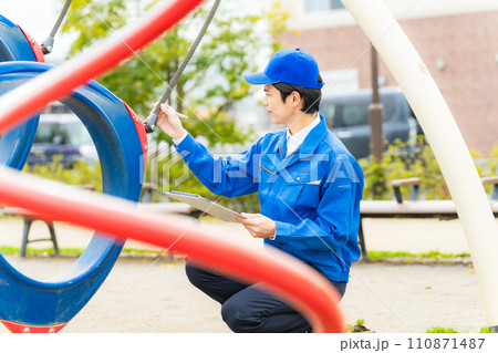 公園の遊具を安全点検する男性作業員 公園の遊具を安全点検する男性作業員 110871487
