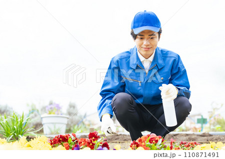 花畑を管理する男性作業員 110871491