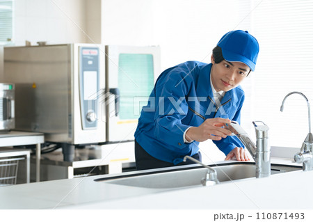 水道を点検する作業員　水道業者　修理業者　ハウスクリーニング 110871493