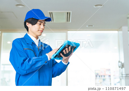 内装設計をタブレットで確認する作業員 110871497