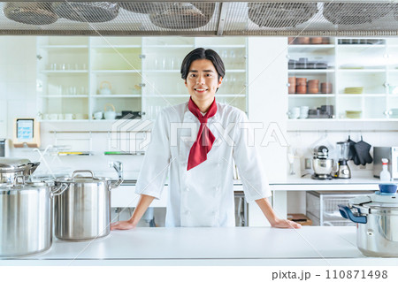 厨房に立つ調理師 110871498
