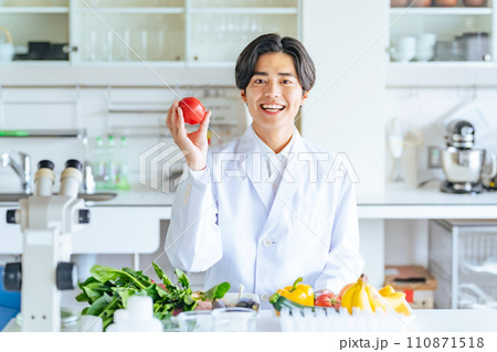 野菜や果物を見せる男性研究者 管理栄養士 野菜や果物を見せる男性研究者 管理栄養士 110871518