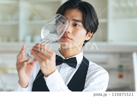 ワイングラスをチェックする男性　ウェイター　ソムリエ 110871521