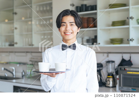 コーヒーカップを持つ飲食店店員　バリスタ　ウェイター 110871524