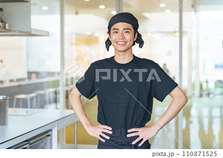 厨房で腕組みする男性調理師 厨房で腕組みする男性調理師 110871525
