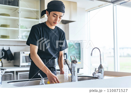 皿を洗う男性 110871527