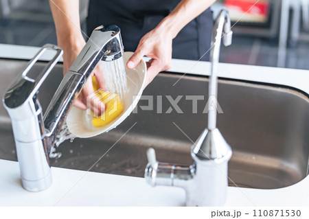 皿を洗う男性 110871530