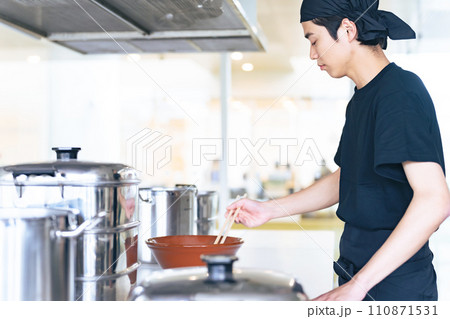 どんぶりにラーメンを盛り付けるラーメン屋の店員 どんぶりにラーメンを盛り付けるラーメン屋の店員 110871531