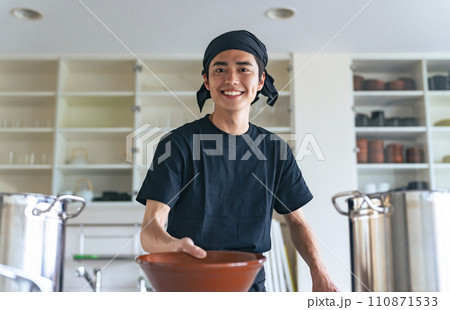 どんぶりを差し出すラーメン屋の店員 110871533