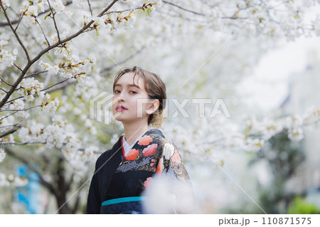 桜を見る着物の女性 桜を見る着物の女性 110871575
