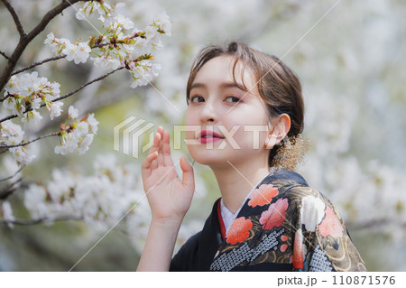 桜を見る着物の女性 110871576