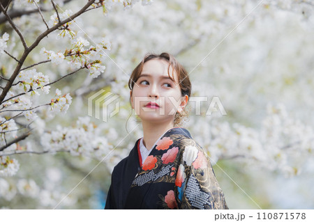 桜を見る着物の女性 桜を見る着物の女性 110871578