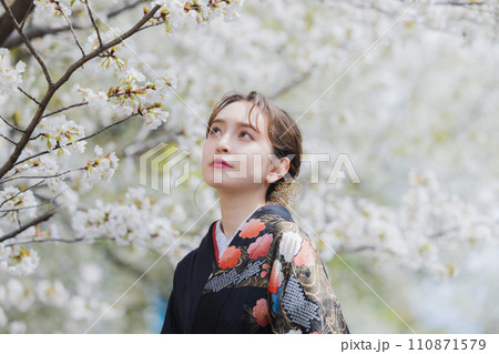 桜を見る着物の女性 桜を見る着物の女性 110871579