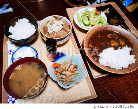 牛すじカレーともつ煮込み定食 110871866