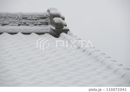 日本家屋の瓦屋根に積もった初雪 110872041