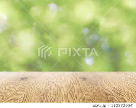 自然の緑が背景で木目のある木のテーブルの背景画像 110872054