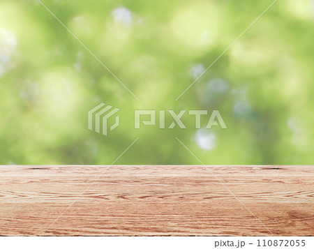 自然の緑が背景で木目のある木のテーブルの背景画像 110872055