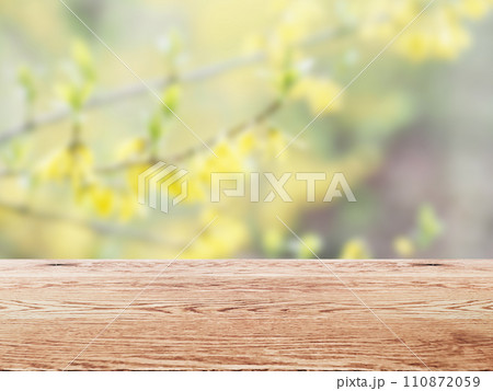 自然の緑が背景で木目のある木のテーブルの背景画像 110872059