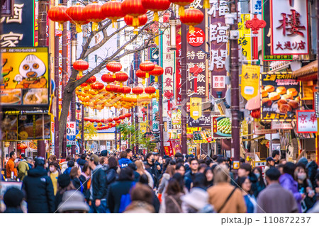 日本の横浜都市景観 1月・JN.1増加…賑わう中華街。マ不要、新年に希望の光を…＝令和6年1月19日 110872237