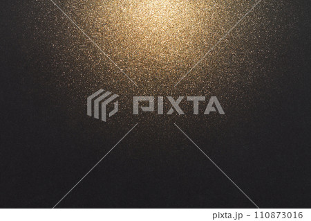 黒っぽい紙と、金色のグラデーション 110873016