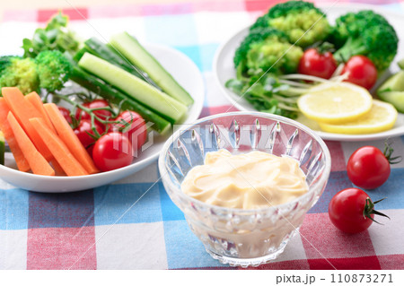 カラフルな野菜サラダ 110873271