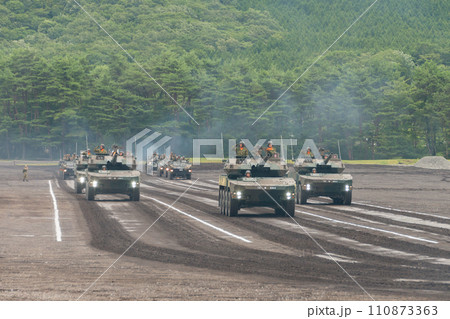 陸上自衛隊16式機動戦闘車のパレード 110873363