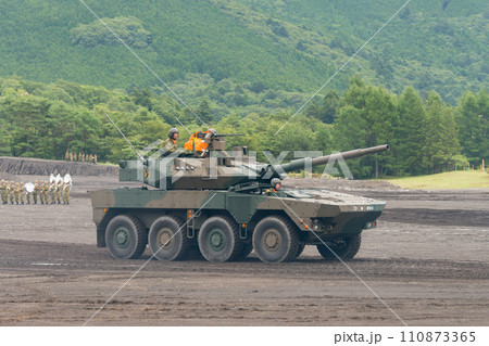 走行する陸上自衛隊16式機動戦闘車 走行する陸上自衛隊16式機動戦闘車 110873365