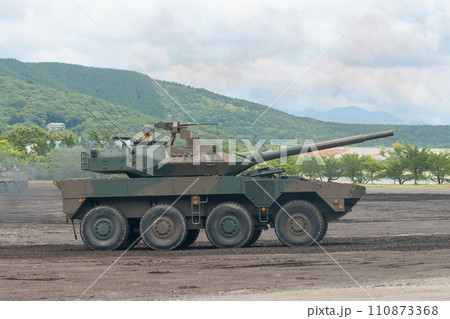 走行する陸上自衛隊16式機動戦闘車 走行する陸上自衛隊16式機動戦闘車 110873368
