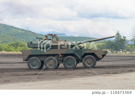 走行する陸上自衛隊16式機動戦闘車 110873369