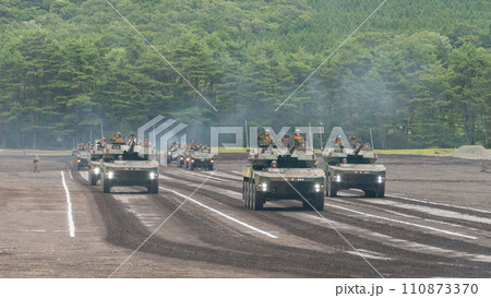 陸上自衛隊16式機動戦闘車のパレード 陸上自衛隊16式機動戦闘車のパレード 110873370