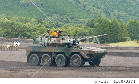 走行する陸上自衛隊16式機動戦闘車 110873371