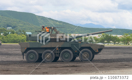 走行する陸上自衛隊16式機動戦闘車 110873372