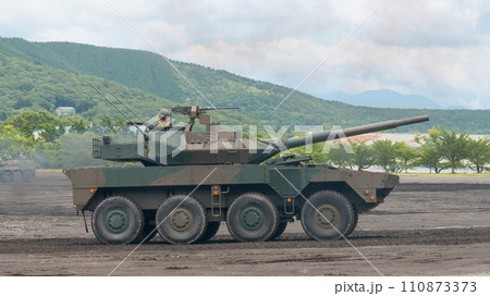 走行する陸上自衛隊16式機動戦闘車 110873373