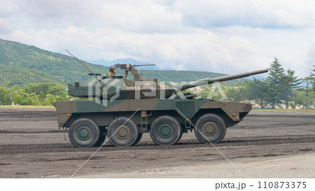 走行する陸上自衛隊16式機動戦闘車 走行する陸上自衛隊16式機動戦闘車 110873375