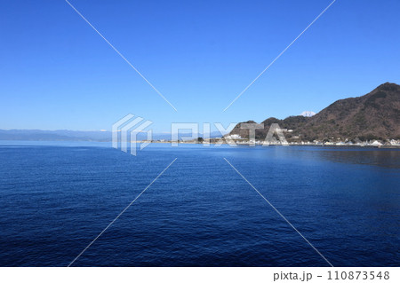 早春の静かな青い海 早春の静かな青い海 110873548