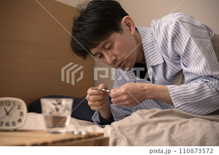 寝る前に薬を飲む男性 不眠症 睡眠薬 寝る前に薬を飲む男性 不眠症 睡眠薬 110873572