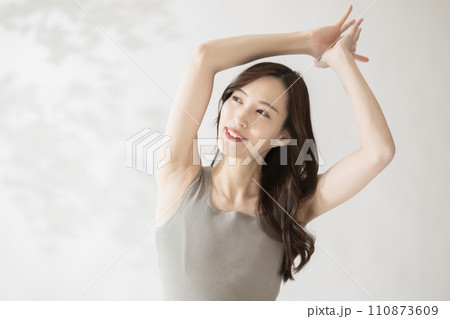 脇ケア・脱毛・美肌の女性イメージ 110873609