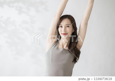 脇ケア・脱毛・美肌の女性イメージ 110873610