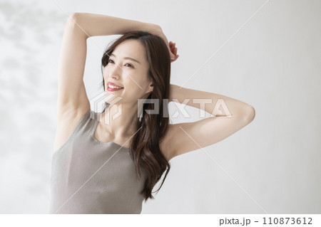 脇ケア・脱毛・美肌の女性イメージ 110873612