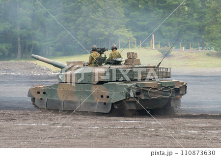 走行する陸上自衛隊10式戦車 110873630