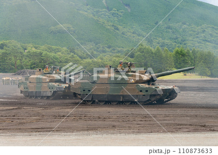 走行する陸上自衛隊10式戦車 110873633
